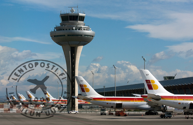 Iberia_tails_at_terminal