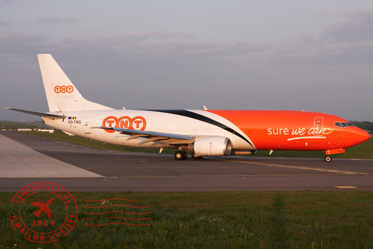 TNT Boeing 737