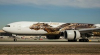 Air New Zealandin Boeing 777-300 Hobbit-elokuvaa mainostavassa Smaug-liveryssä. Kuva Air New Zealand smaug_2_airnewzealand