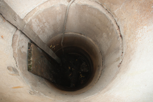 Tartu - Raadi. Vanha kaivo, noin 3 metriä syvä.