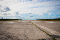 Tartu - Raadi. Betoni elementeistä tehty kiitotie, joka on yllättävän hyvässä kunnossa.