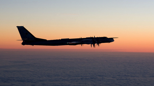 Tupolev+Tu-95+night_ilmavoiamt
