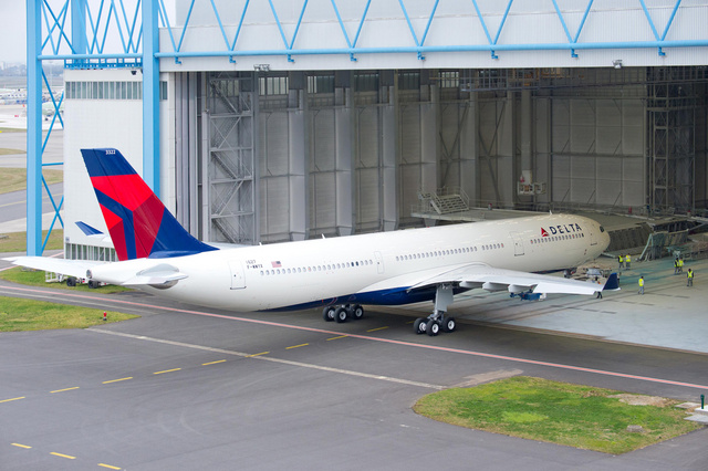A330-300_242T_Delta_Air_Lines_roll_out_painthall_1