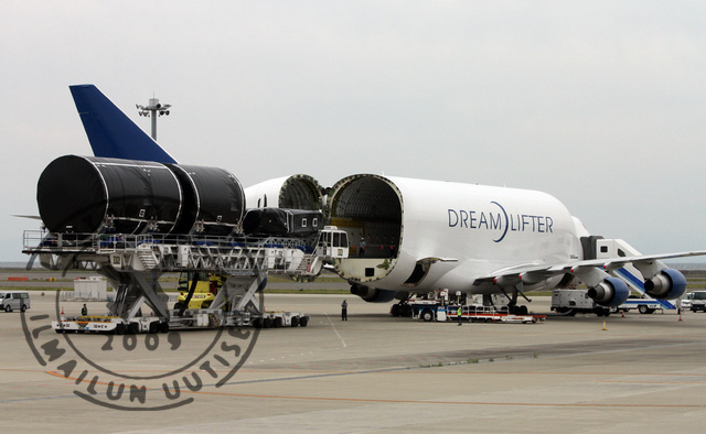 Dreamlifter_NGO_loading_1