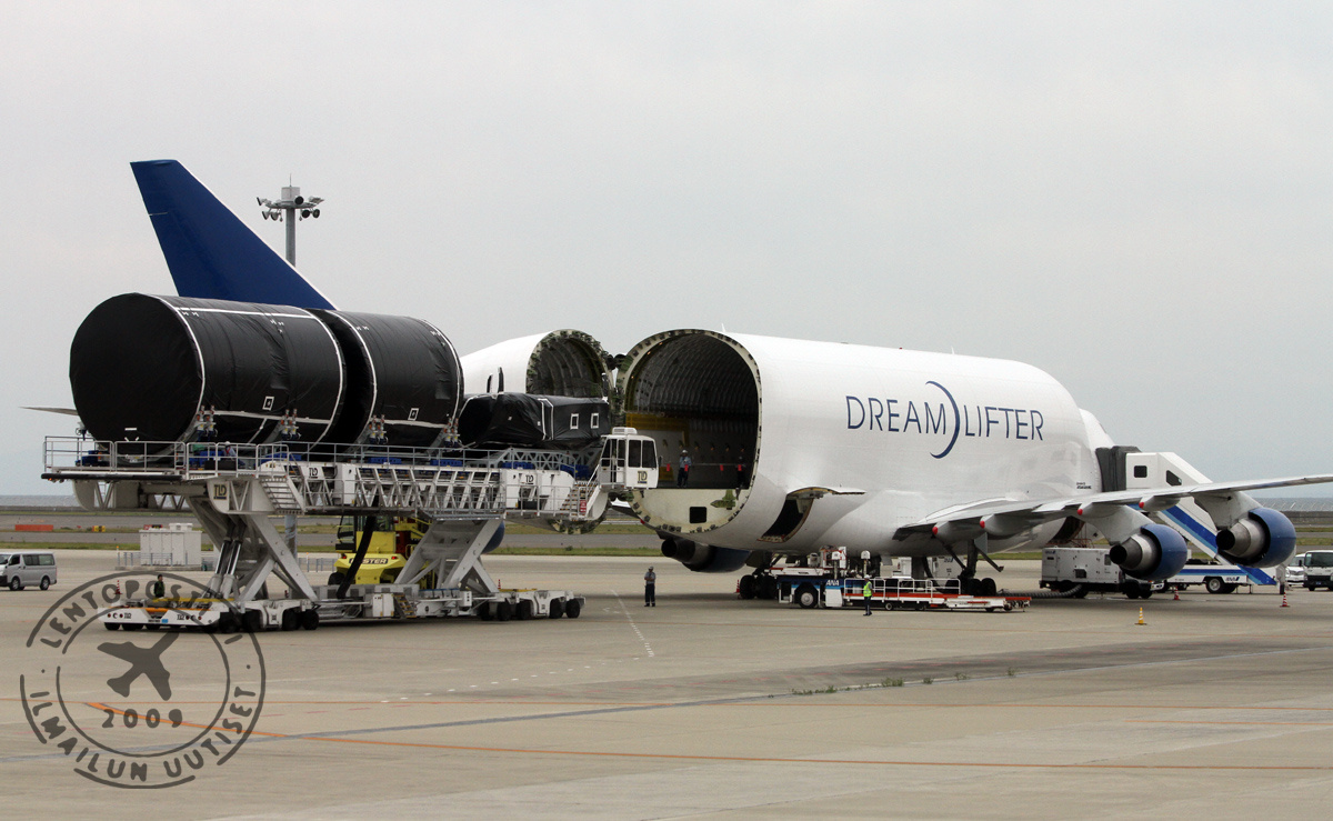 Dreamlifter_NGO_loading_1