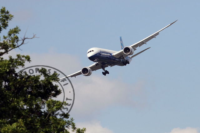 Boeing_787_approach_1
