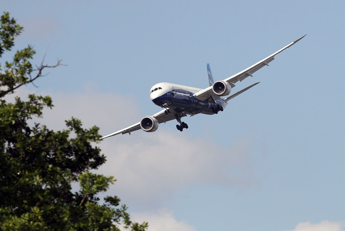 Boeing_787_approach_1