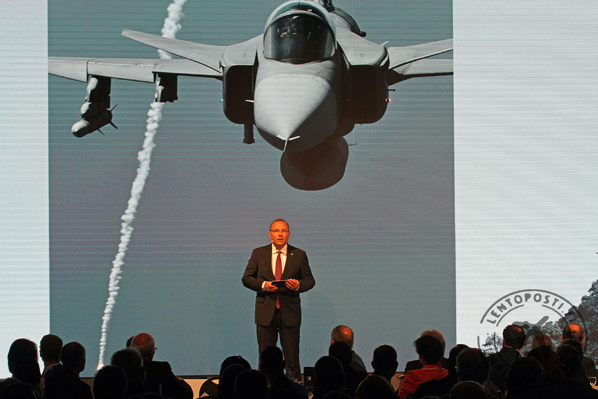 Gripen_rollout_hangari_Buskhe