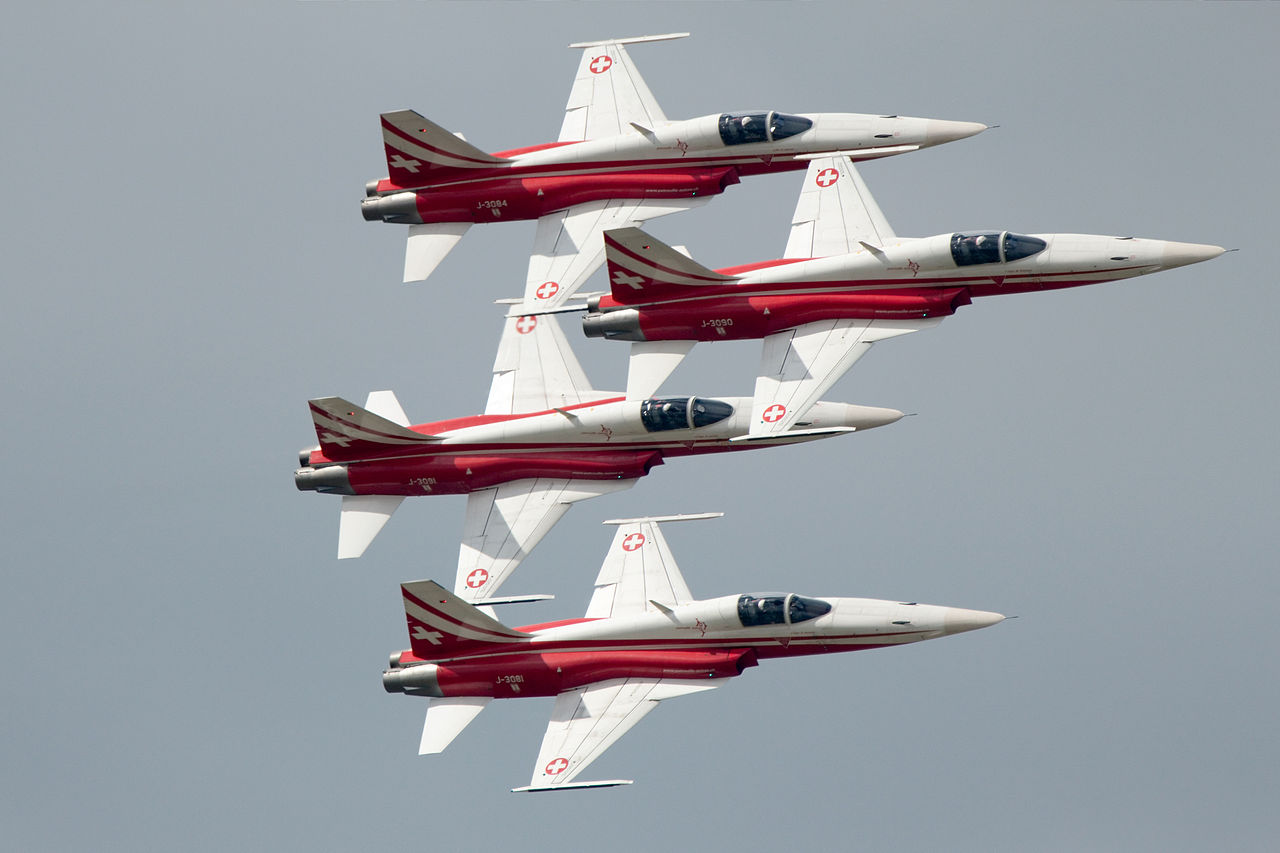 Patrouille_Suisse_ILA_2010_wikimedia_MatthiasKabel