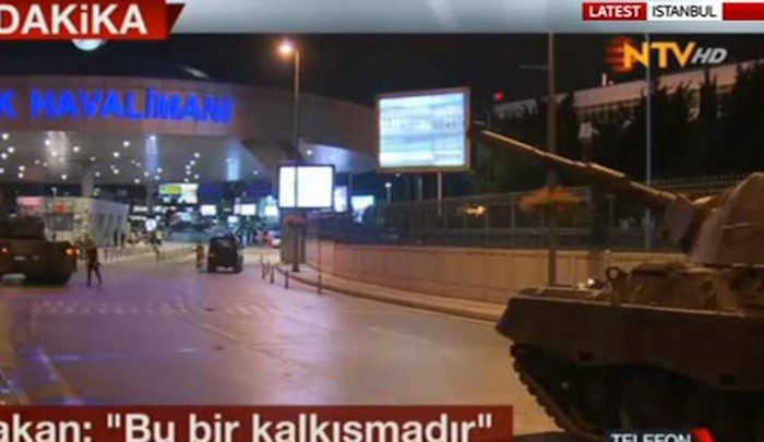 Kapinallisten Leopard 1 -panssarivaunu Istanbulin Atatürk-lentoasemalla. Kuva: NTV Turkey / Wikimedia