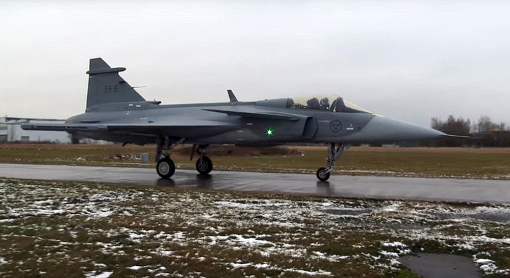 Gripen_e_taxi_1216_Saab_youtube