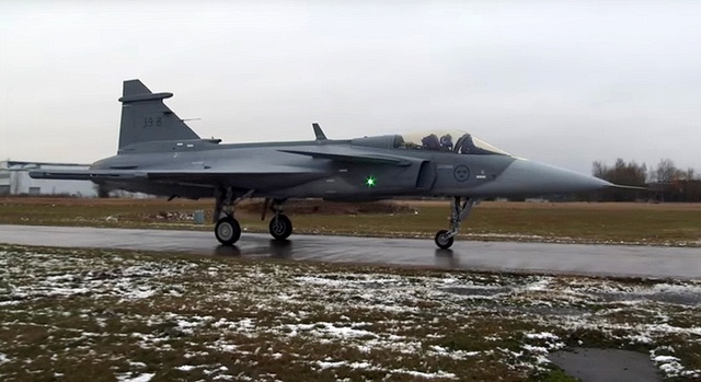 Gripen_e_taxi_1216_Saab_youtube