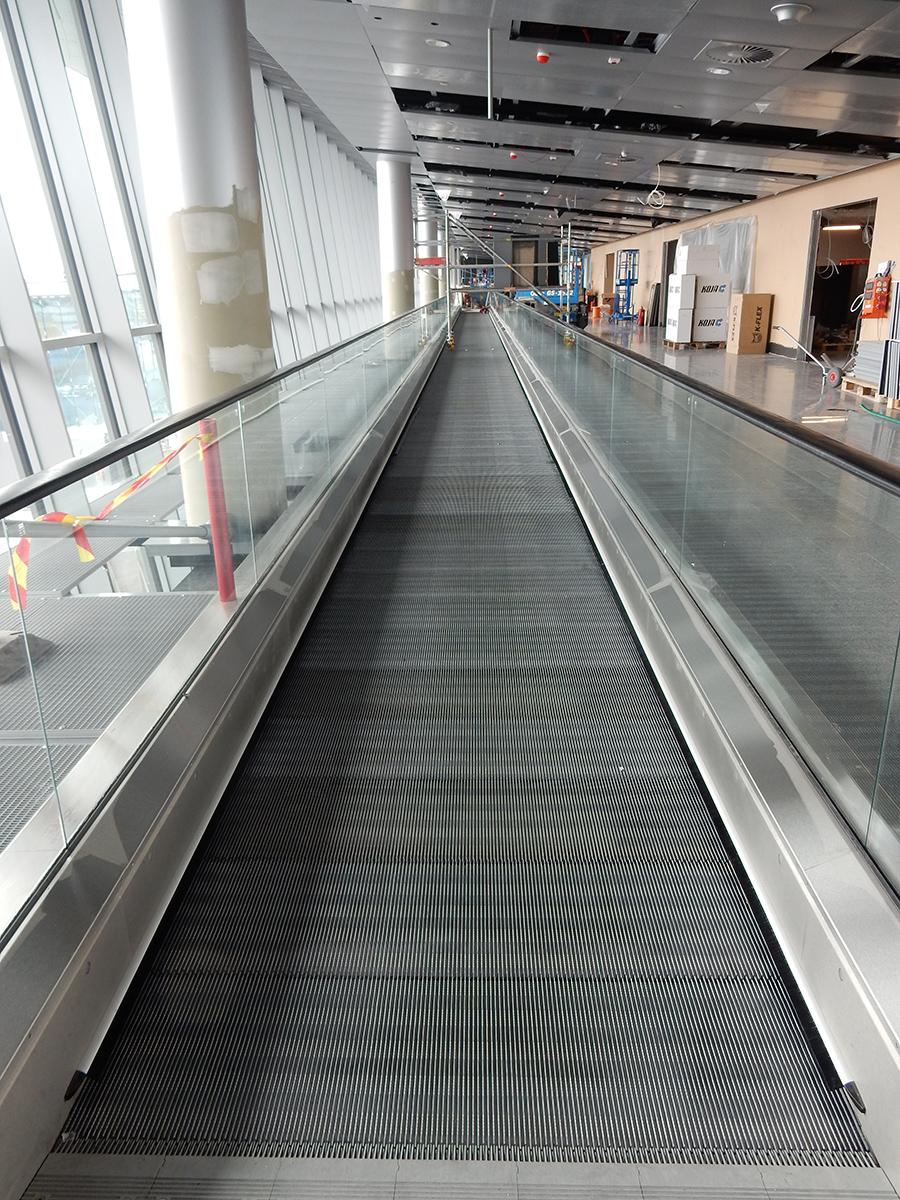 Helsinki_Airport_SouthWing_walkway