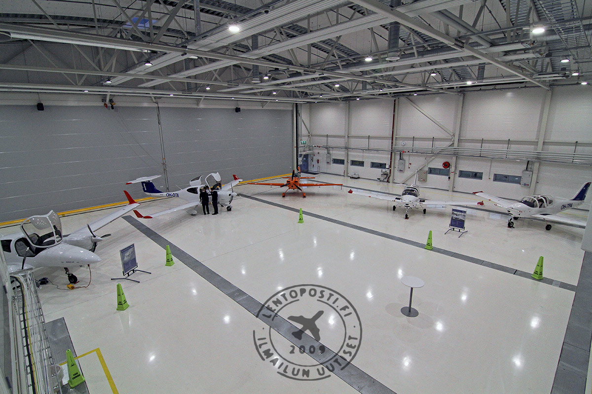 PIR_PAT_koulukoneita_hallissa