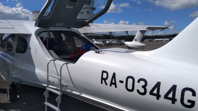 Kulku kahdeksanpaikkaiseen AeroVolga LA-8 -koneeseen on rungon yläpuolisen luukun kautta.
