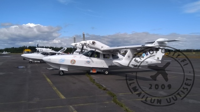 Kaksi AeroVolga LA-8 -amfibiokonetta Malmin lentoasemalla