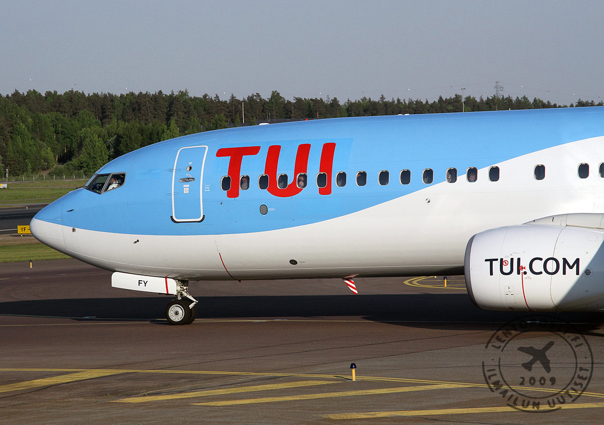 TUI_737800_nose