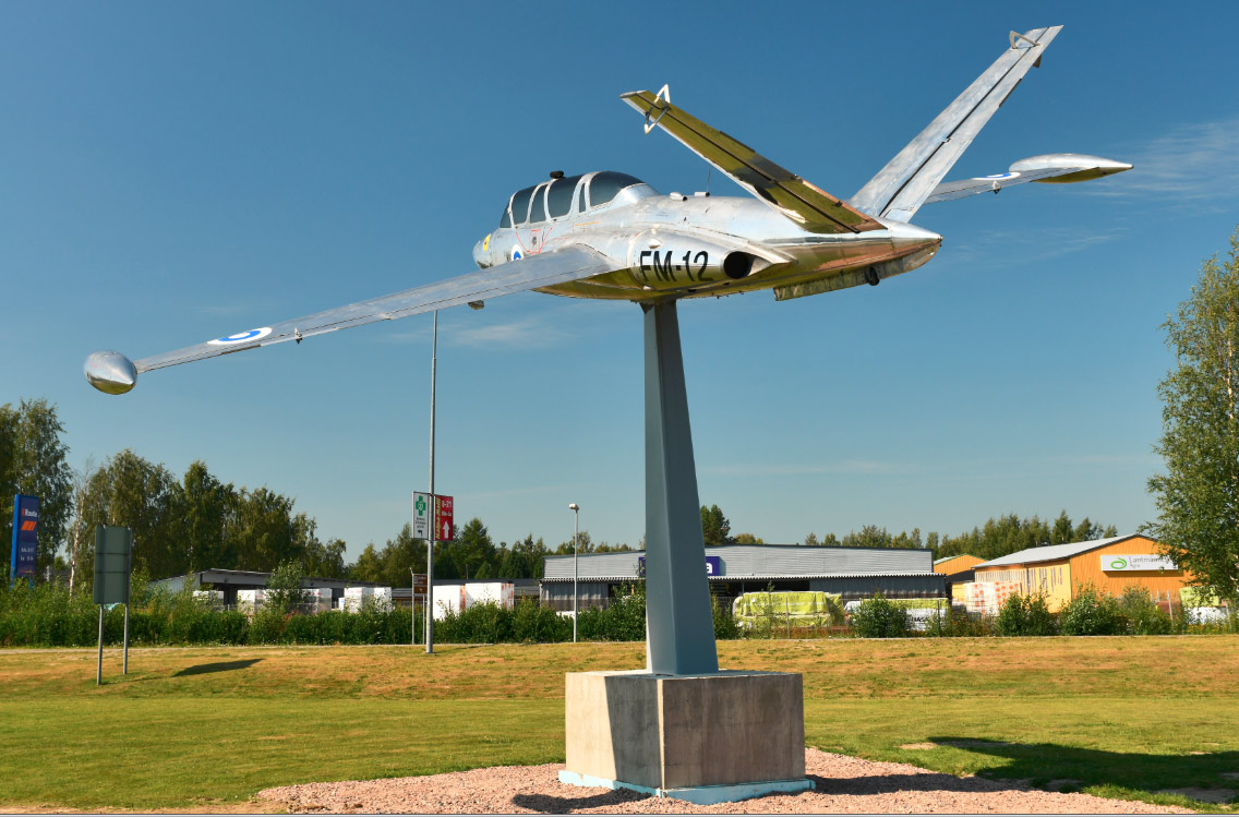 Lentokonepuisto-FM-12-patsas