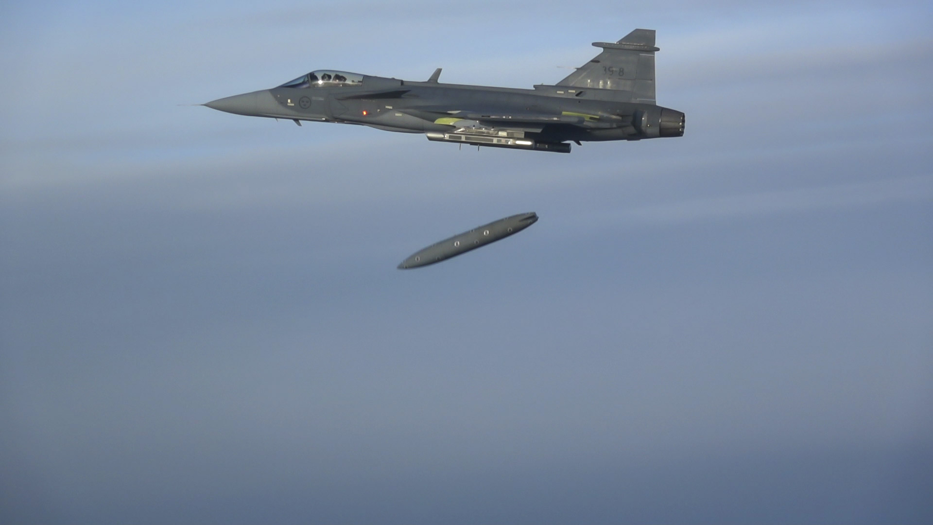 GripenE_drops_tank