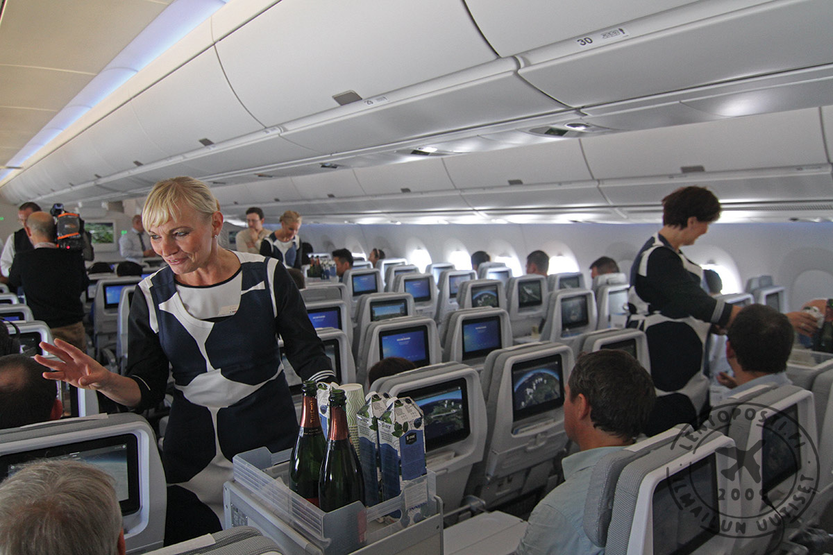 A350_matkustamo_tarjoilua