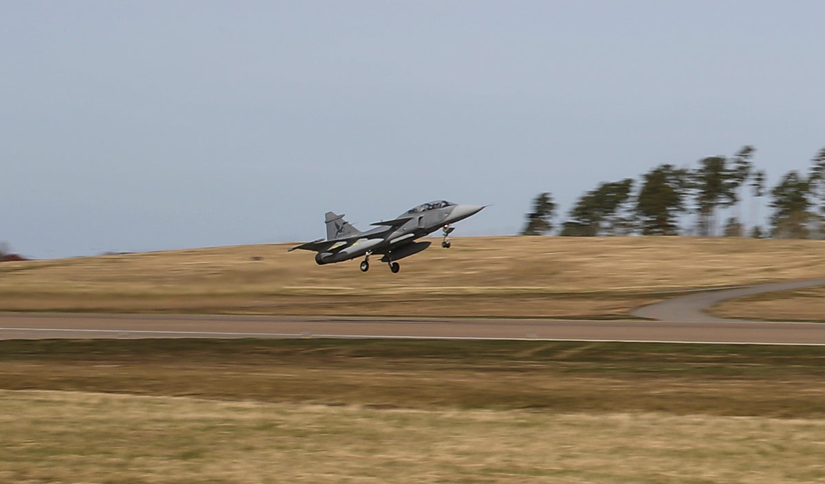 GripenD_AESA_flight