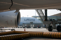 Lufthansa_at_gate