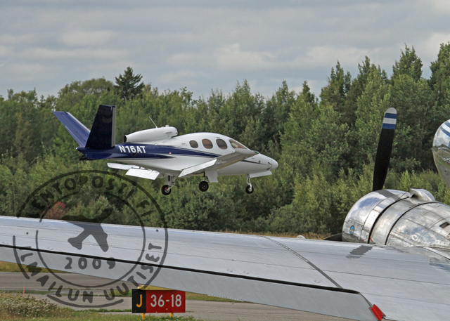 VJ_landing_with_DC3