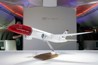 Norwegianin 787-8 Dreamlinerin pienoismalli ottaa matkustajat vastaan avarassa sisääntuloaulassa. DreamTour_15