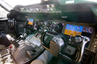 Boeing 787-8 Dreamlinerin ohjaamo. DreamTour_24