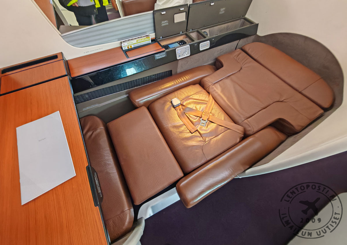 JAL_777_1st_lieflat_1