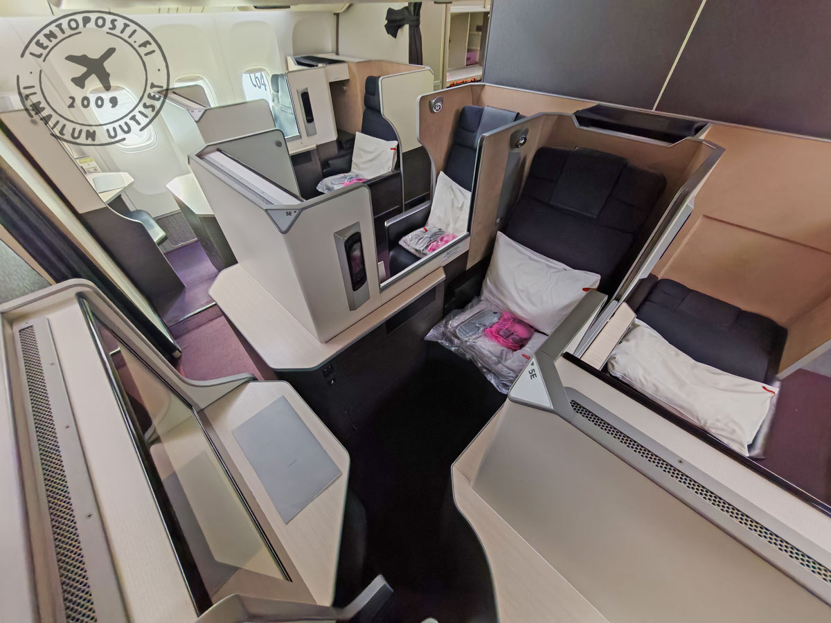 JAL_777_B_keskipaikka_1