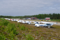 Kuhmo Fly In järjestettiin 17. kerran. Mukana oli 53 konetta ja päivän mittaan paikalla kävi arviolta yli tuhat katsojaa.