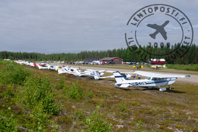 Kuhmo Fly In järjestettiin 17. kerran. Mukana oli 53 konetta ja päivän mittaan paikalla kävi arviolta yli tuhat katsojaa.