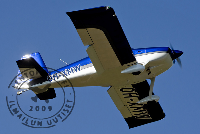 Matias Niemen Van's RV-7 -koneen (OH-XMW) maalaus on tyylikäs myös siiven alapinnalla.