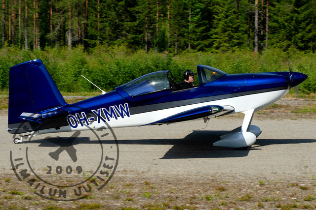 Vuoden 2025 experimental-rakentajaksi valittu Matias Niemi nousee ilmaan Van's RV-7 -koneellaan (OH-XMW).