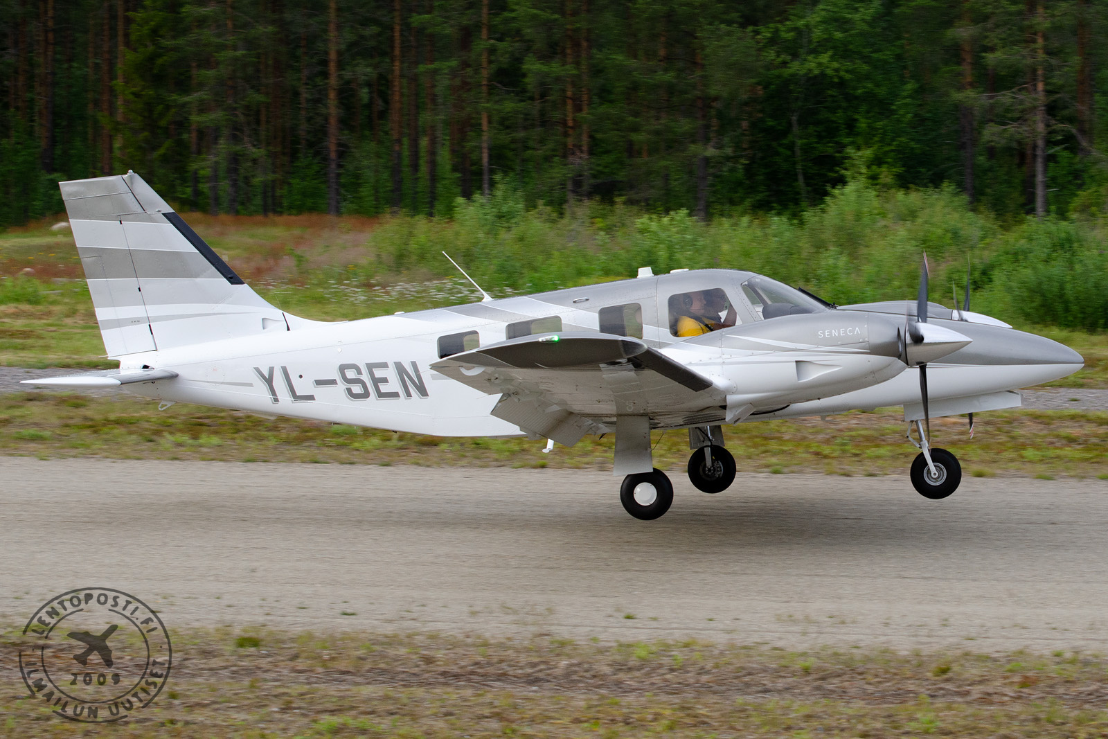 Piper PA-34-220T Seneca V (YL-SEN).