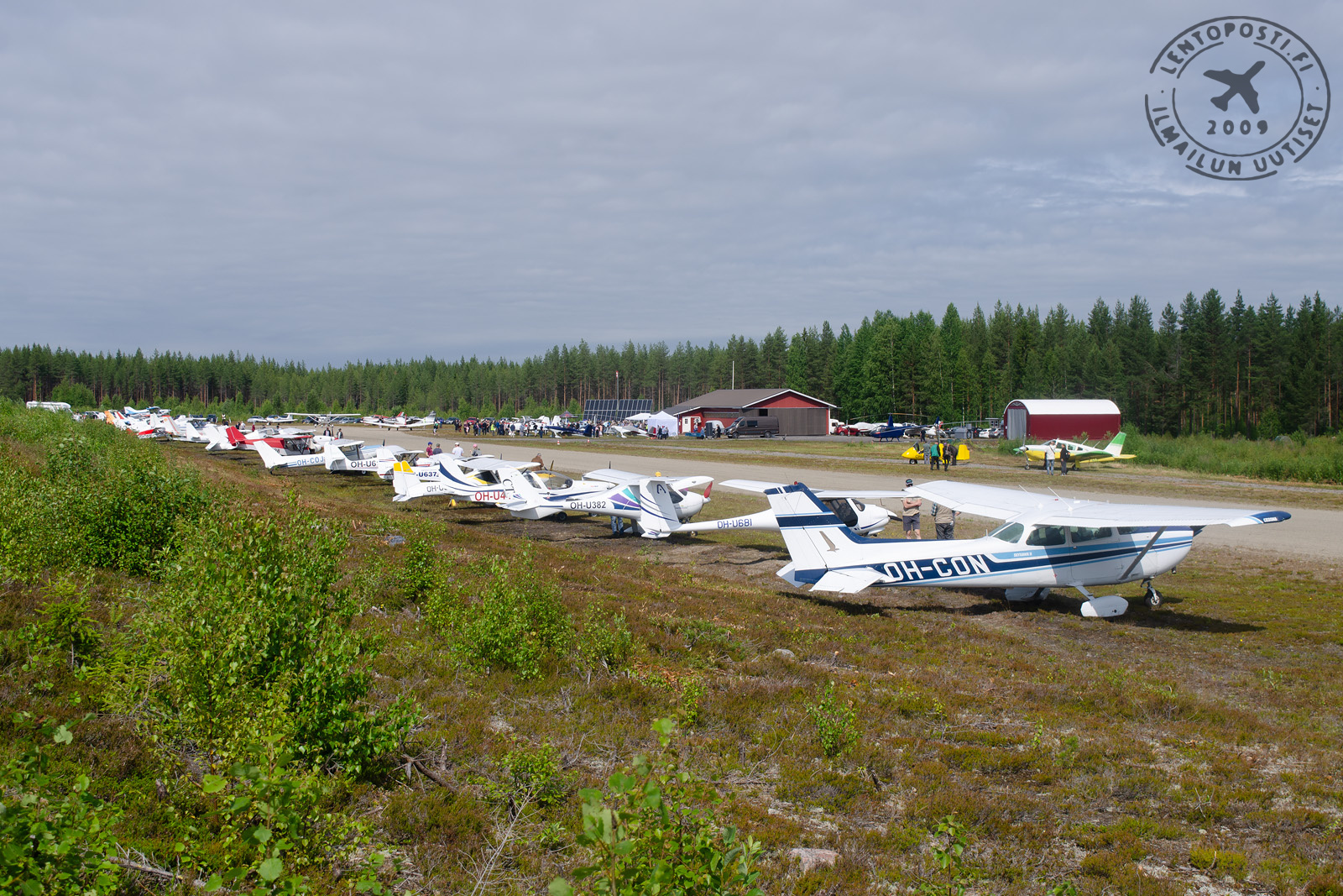 Kuhmo Fly In järjestettiin 17. kerran. Mukana oli 53 konetta ja päivän mittaan paikalla kävi arviolta yli tuhat katsojaa.