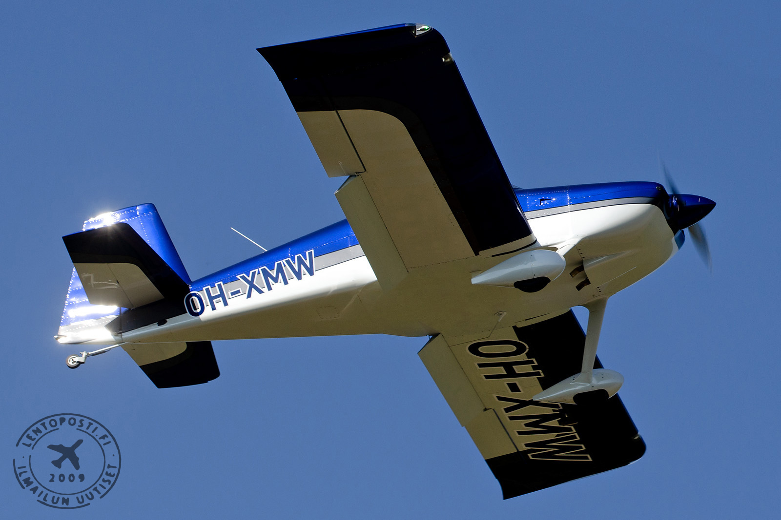 Matias Niemen Van's RV-7 -koneen (OH-XMW) maalaus on tyylikäs myös siiven alapinnalla.