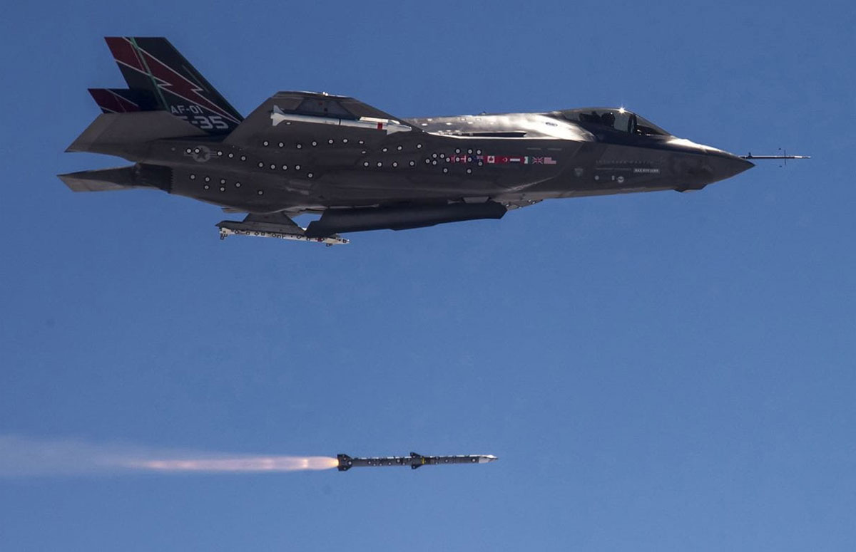 F35_AMRAAM_launch