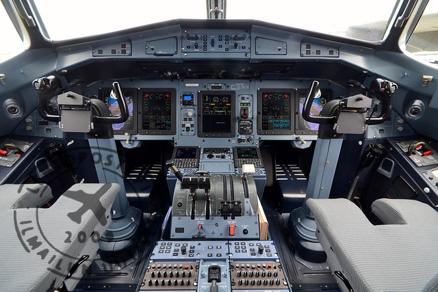 F-WWEO_cockpit_120712