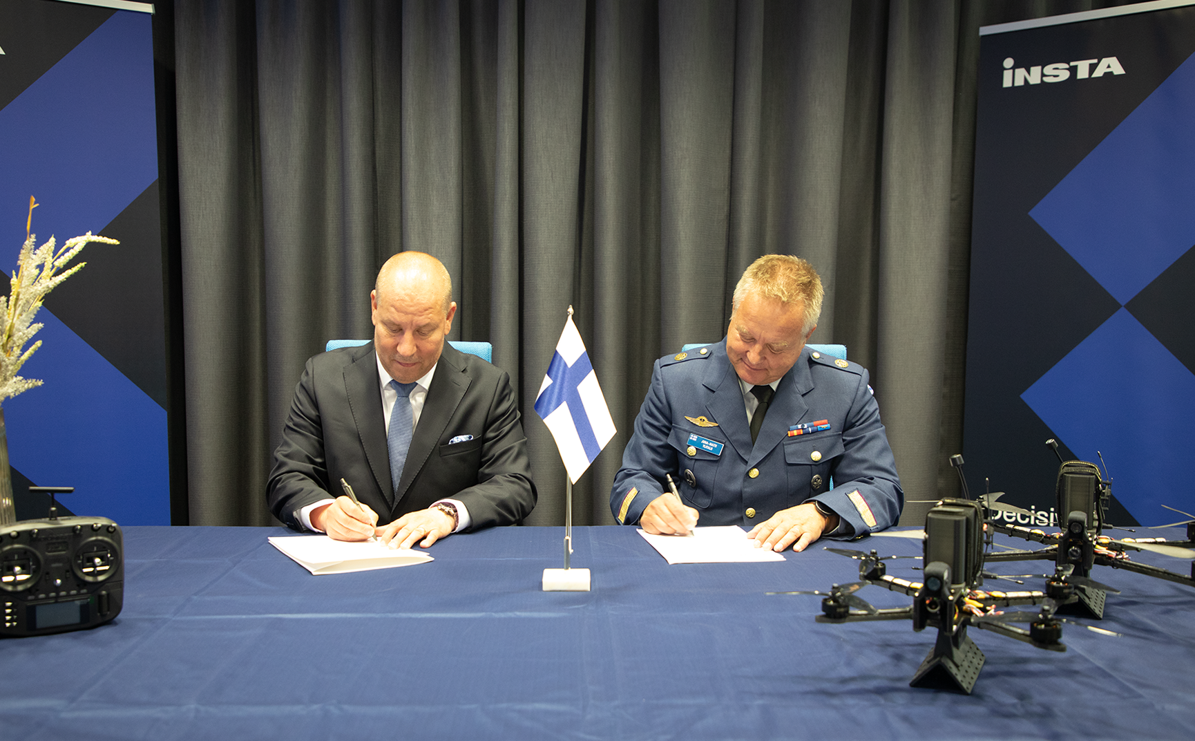 Insta_FPV_signing_1_