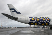 Finnairin ja Marimekon yhteistyön tuloksena taivailla lentää unikko-kuosinen Airbus A340 OH-LQD. Unikko_5