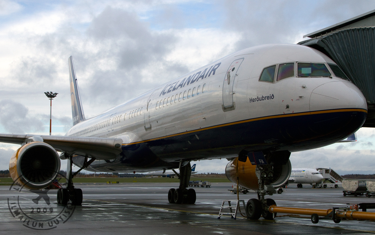 Icelandair_B757