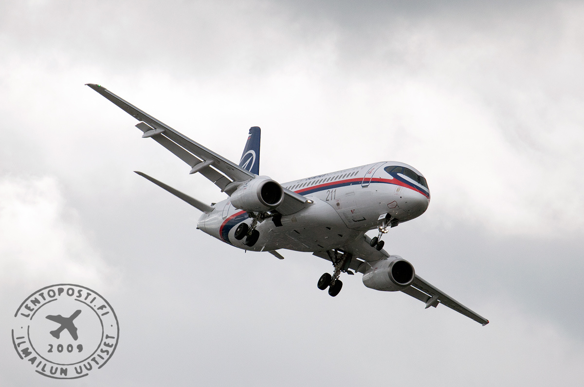 Sukhoi_Superjet_100_2