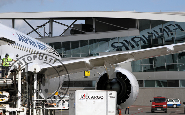 JAL_HK_Finnair_reflection