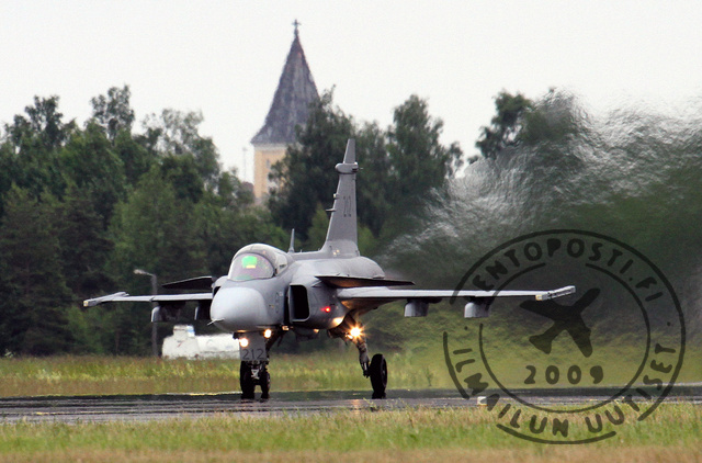 SAAB_Gripen_takeoff_1