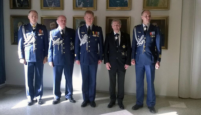 Ilmavoimien_komentajavaihdos_2014_5_komentajaa