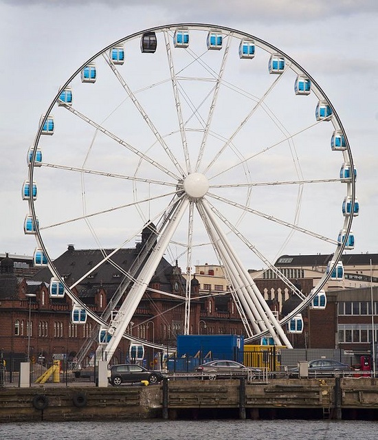 FinnairSkyWheel_Wikimedia_HarriAhola