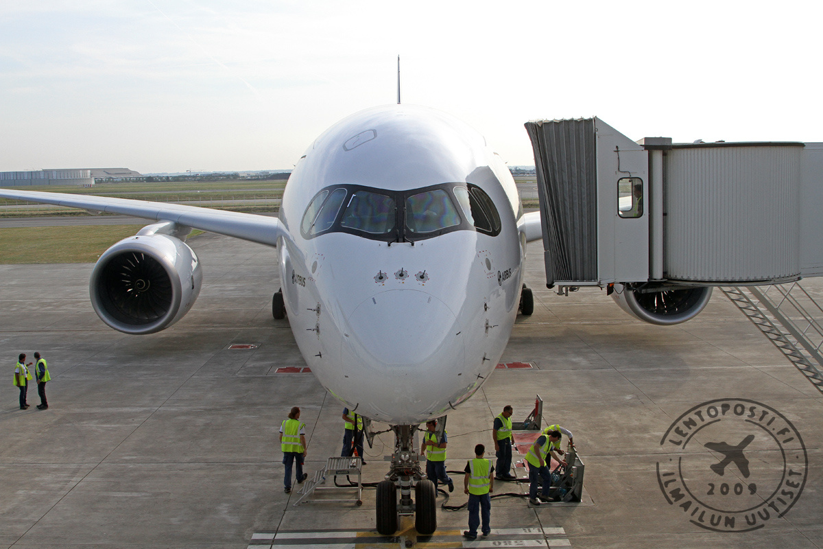 A350_at_gate_1