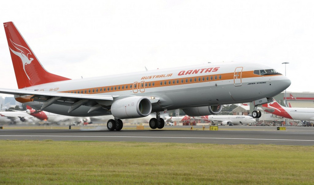 Qantas_retro_737_1
